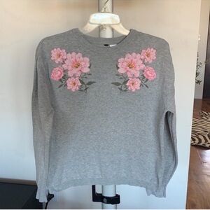 H&M embroidered knit pullover sweater/top Sz M Gray pink Rose crewneck